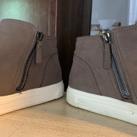 NAME BRAND!Taupe ankles flat sneaker booties!Naturalizers! No stains - Picture 7 of 8